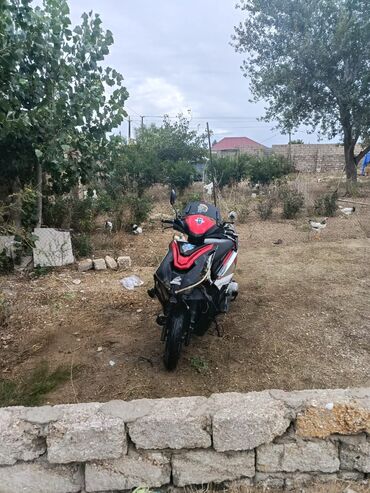 Автозапчасти: Qırmızı-qara rəngli şəhər skuter/moped Xüsusiyyətlər: - Korpus
