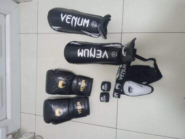 Borilački sportovi: Venum boxing kit includes 14 oz black boxing gloves with gold and — 2