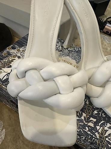 sendel: MANGO qadın nalı dabanlı sandal - Rəng: ağ - Model: kvadrat burunlu — 2