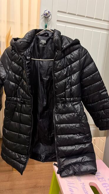 детскую курточку деми: Курточка Zara Деми приталенная на девочку 6-8 лет рост 128 см. Одета 3
