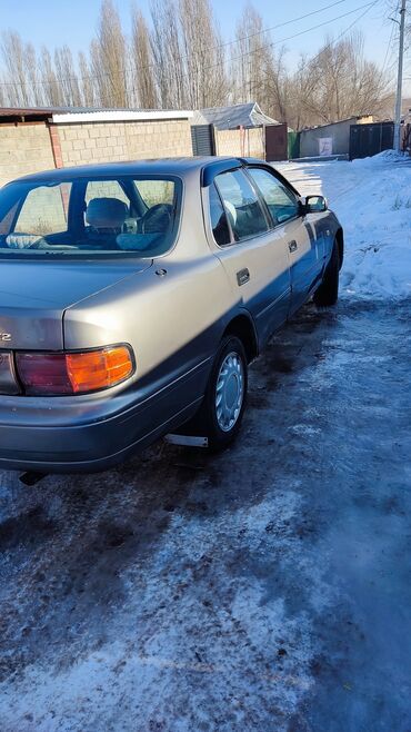 срочно продать машину: Toyota Camry: 1992 г., 2.2 л, Механика, Бензин, Седан