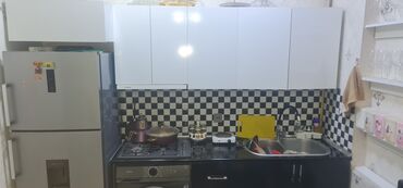 metbex ucun skaf: Mətbəx mebel dəsti və texnika - Üst dolablar: ağ, parlaq səthli, bir