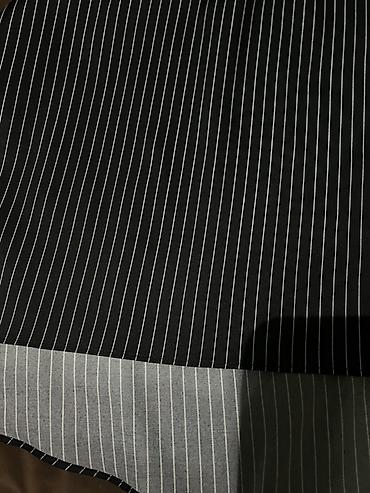 Повседневные платья: Платье в черную тонкую вертикальную полоску. - Модель: свободного — 1