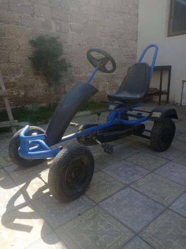 Uşaqlar üçün pedallı qoqart. Bu qoqartda pedal sürüş sistemi, qara