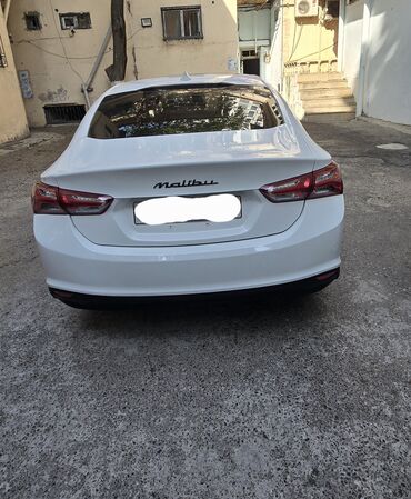 авто запчасти на форд мондео: Ağ rəngli Chevrolet Malibu sedan avtomobili. Avtomobil geniş baqaj