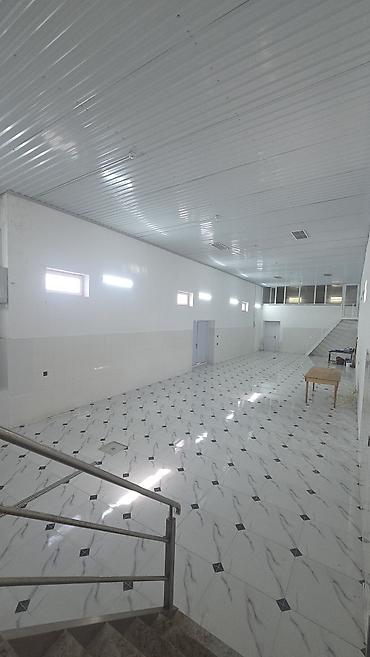 İcarəyə verilir: işıqlandırılmış, hündür tavanlı, kafel döşəməli geniş