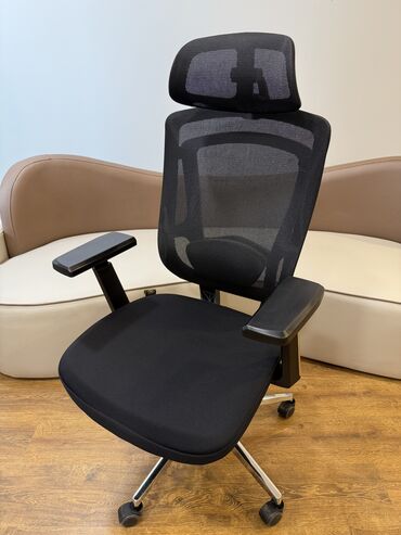 Ofis və oyun kresloları: Təkərli, Qolları tənzimlənir, Süni dəri — 10