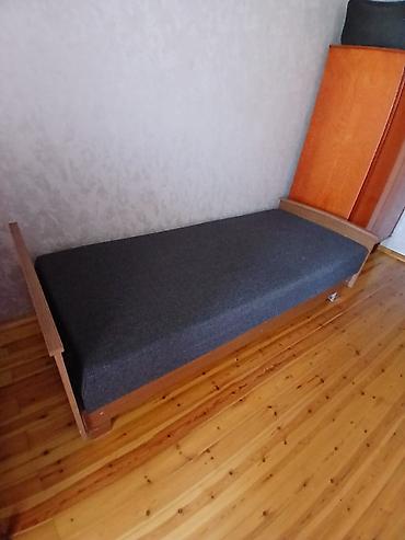 Geniş səliqəli, istifadəyə yararlı bir çarpayıdır