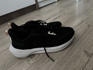Women's Sneakers and athletic shoes: Универсальные кроссовки в черно-белом цвете от фирмы LiNing