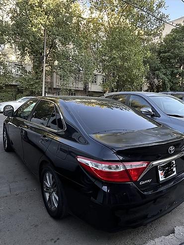 камри сидения: Toyota Camry SE, черный седан бизнес‑класса. Кузов и экстерьер: - — 3