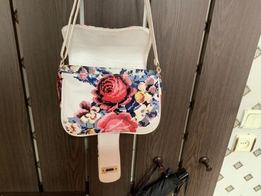 Çantalar: Gənc xanımlar üçün həm çiyindən asmalı, həm də əldə tutulacaq — 10