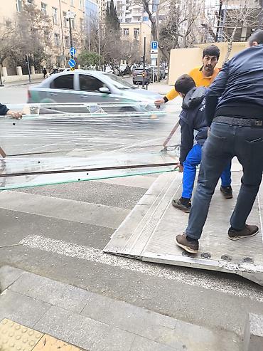 Rəf vitrinləri: Uz 150 en 50 H 60 Yenidir.10 mmrodajlı şùşədən hazırlanıb.Mağazadır — 3