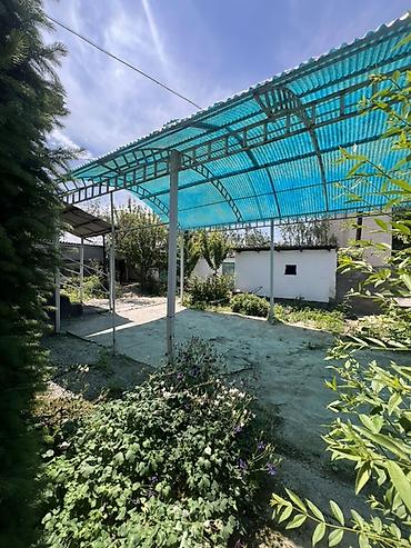 Продажа полдома: Продаю дом В селе Кунтуу, большой двор, 4 сарая, тапчан, навес — 3