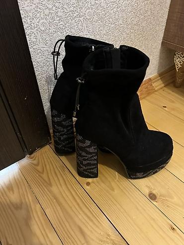 kajila bot: Qadın ayaqqabıları və botilər dəsti - Qara süet qadın botisi: Hündür — 1