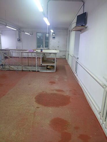 Цеха, заводы, фабрики: Сдаю швейный цех. Район туббольницы. Есть оборудование . Цена — 7
