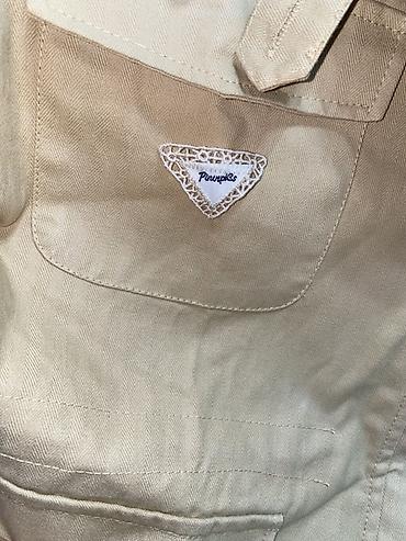 куртки button женские: Женская куртка-рубашка цвета беж/хаки. - Свободный прямой крой, длина — 5