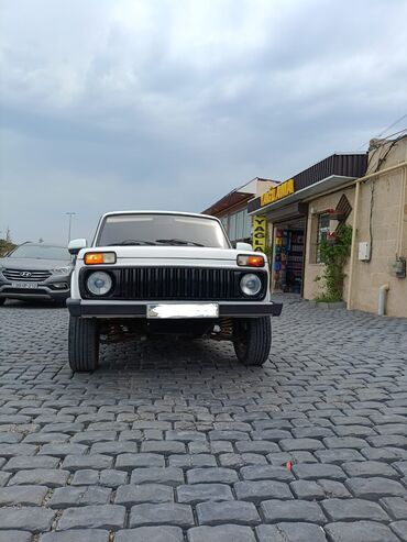 VAZ (LADA): Ağ rəngdə, klassik dizaynlı Lada Niva. Kompakt ölçüləri şəhər
