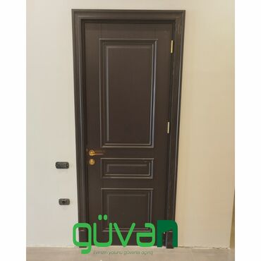 Boşqablar: Tünd qəhvəyi rəngli taxta qapı, klassik dizaynı ilə evinizə zərif