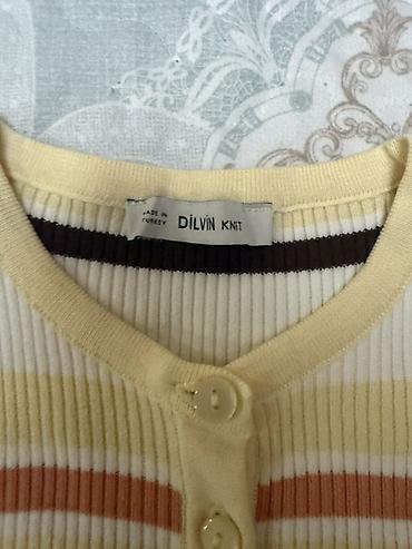 toxunma corab: Dilvin Knit qadın köynəyi - Model: qısaqollu, dördbutonlu henley — 2