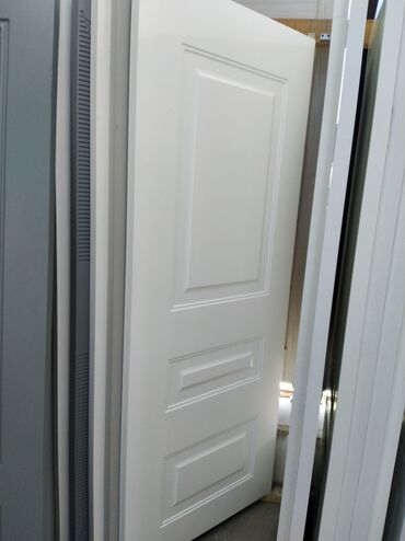 otaq qapi: Ağ rəngli, üç panelli daxili qapı. Qapının yuxarı və aşağı