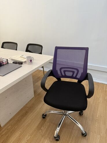 ofis oturacagi: Ofis və ya ev istifadəsi üçün nəzərdə tutulmuş təkərli ofis kreslosu