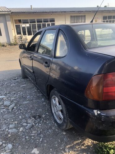 Volkswagen: Продается автомобиль Volkswagen Polo, темно-синего цвета. Автомобиль