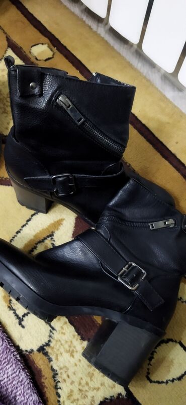 женская обувь кожа: Продаю женские деми полусапожки, кожа, размер 39, цена 1000 сом
