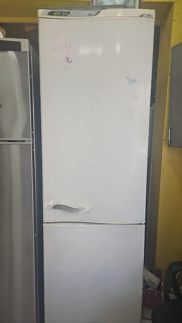 Ağ rəngli, alt kameralı iki qapılı soyuducu. Xüsusiyyətlər: - Üst