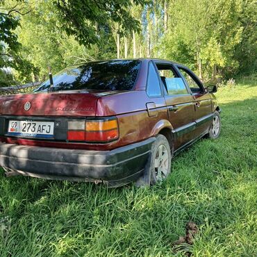 Volkswagen: Volkswagen Passat: 1990 г., 1.8 л, Механика, Бензин, Седан