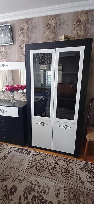 kunc skaf: Qonaq otağı mebel dəsti Tərkibi: - İki qapılı vitrin şkaf: yuxarı — 2
