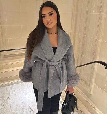 дорогие пуховики женские: Женский укороченный жакет-накидка серого цвета с поясом. - Силуэт