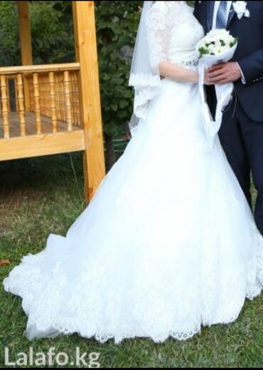 платье белая: Продаю очень красивое свадебное платье. размер 44 или сдаю на прокат