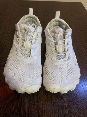 волейболный кросовка: Белые босоногие кроссовки Saguaro, подростковые, б/у. 2500сом