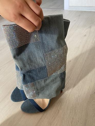 uzunbogaz: Denim materialdan dizə qədər uzunluqda qadın çəkmələri-sandallar — 3