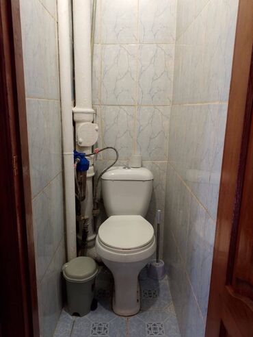 Долгосрочная аренда комнат: - Просторная спальня с двуспальной деревянной кроватью, прикроватной — 4