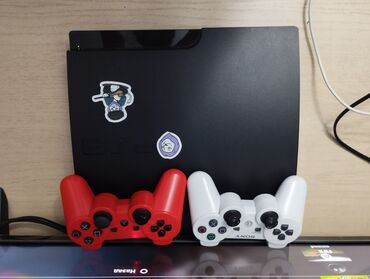 сигнализация с диалоговым кодом: Игровая приставка Sony PlayStation 3 в черном цвете, оснащенная двумя