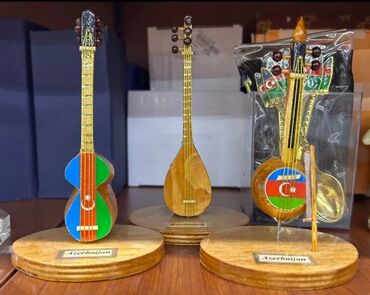 Tar: Milli musiqi alətləri suveniri satılır.Tar,Saz,Kaman.Taxta