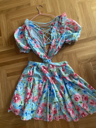 šljokičaste haljine: Cvetna haljina XS/S 🌺 
Pertle na ledjima, 500rsd
