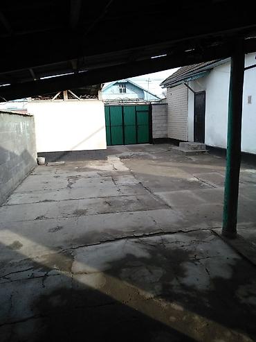 Продажа коттеджей и домов: Продаётся дом центр район площади, саманный, участок 4.8 соток, три — 8