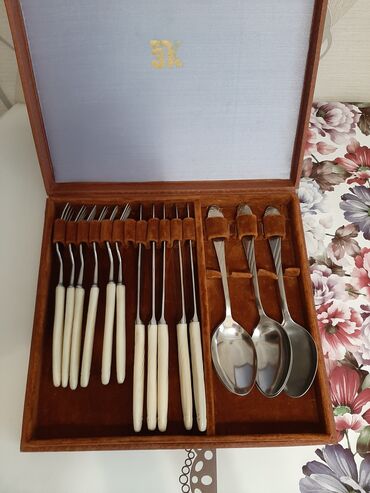 Наборы посуды: Продаю столовый набор из шести ложек,шести вилок,и пяти ножей — 9