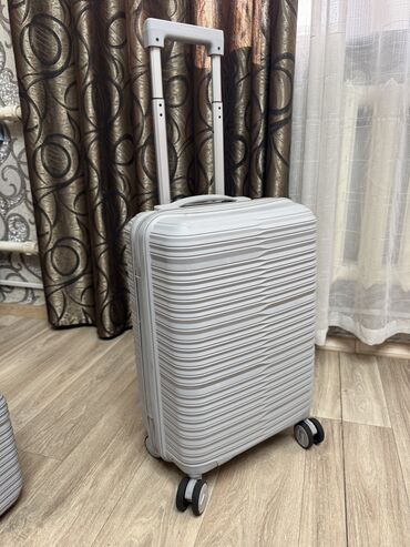 Сабвуферы для авто: Чемодан, Б/у, Маленький (до 40 л), Вращающиеся колеса на 360°, Кодовый замок, На колесах