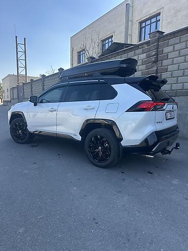 2 8: Toyota RAV4: 2024 г., Гибрид — 6