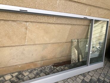 plastik qapı pəncərələr: Şüşəli sürüşən pəncərə çərçivəsi təklif olunur. Bu çərçivə böyük