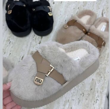 Papuče: Nove sobne papuce
Cena 2300
Vel. od 36 do 41
P/019 — 3