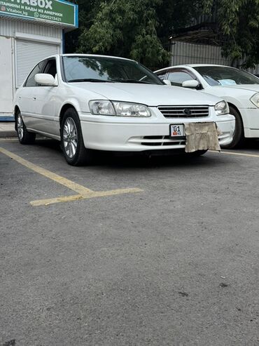 камаро шевроле: Автомобиль Toyota Camry в белом цвете. Эта модель представляет собой