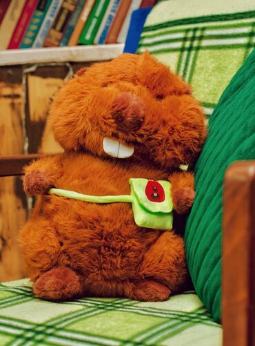 kicik toy ucun usaq geyimleri: Qəhvəyi rəngdə, yumşaq və tüklü oyuncaq qunduz. Qunduzun ön hissəsində