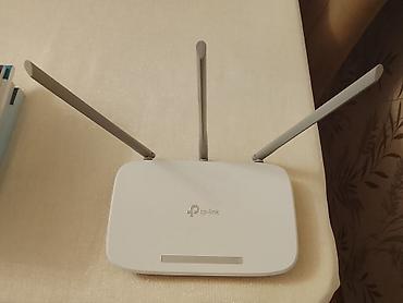oyun manitoru: TP-Link Wi‑Fi router • Model: TP-Link (üç ədəd xarici antenalı ağ — 6