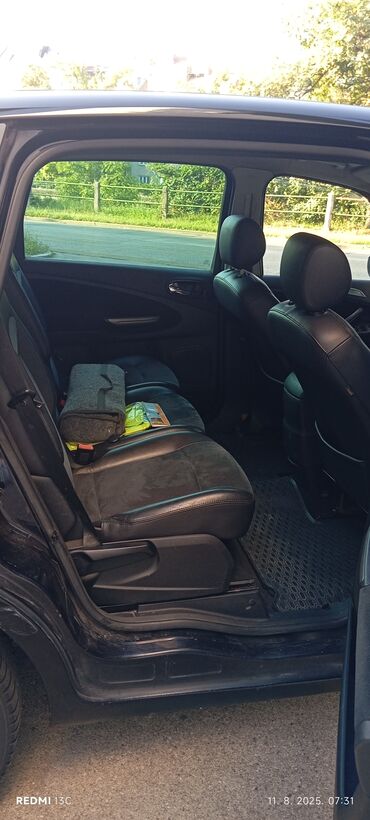Ford: Crni Ford S-Max, prostran automobil dizajniran za porodične potrebe — 6