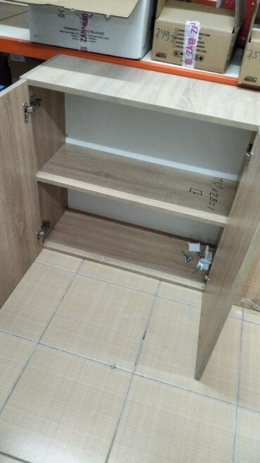 Komodlar: Açılan, 2 qapılı Düz dolab, Stenka