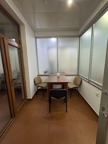 İcarəyə ofislər: Salam. Şəhərin mərkəzində yeni tikili binanın 3-cü mərtəbəsində — 4
